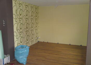 Ein fertig tapeziertes und gestrichenes Zimmer